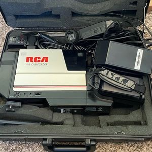 RCA FULL SIZE VHS CAMCORDER CPR300 W/SOLID STATE IMAGE SENSOR-W/HARD CARRY CASE